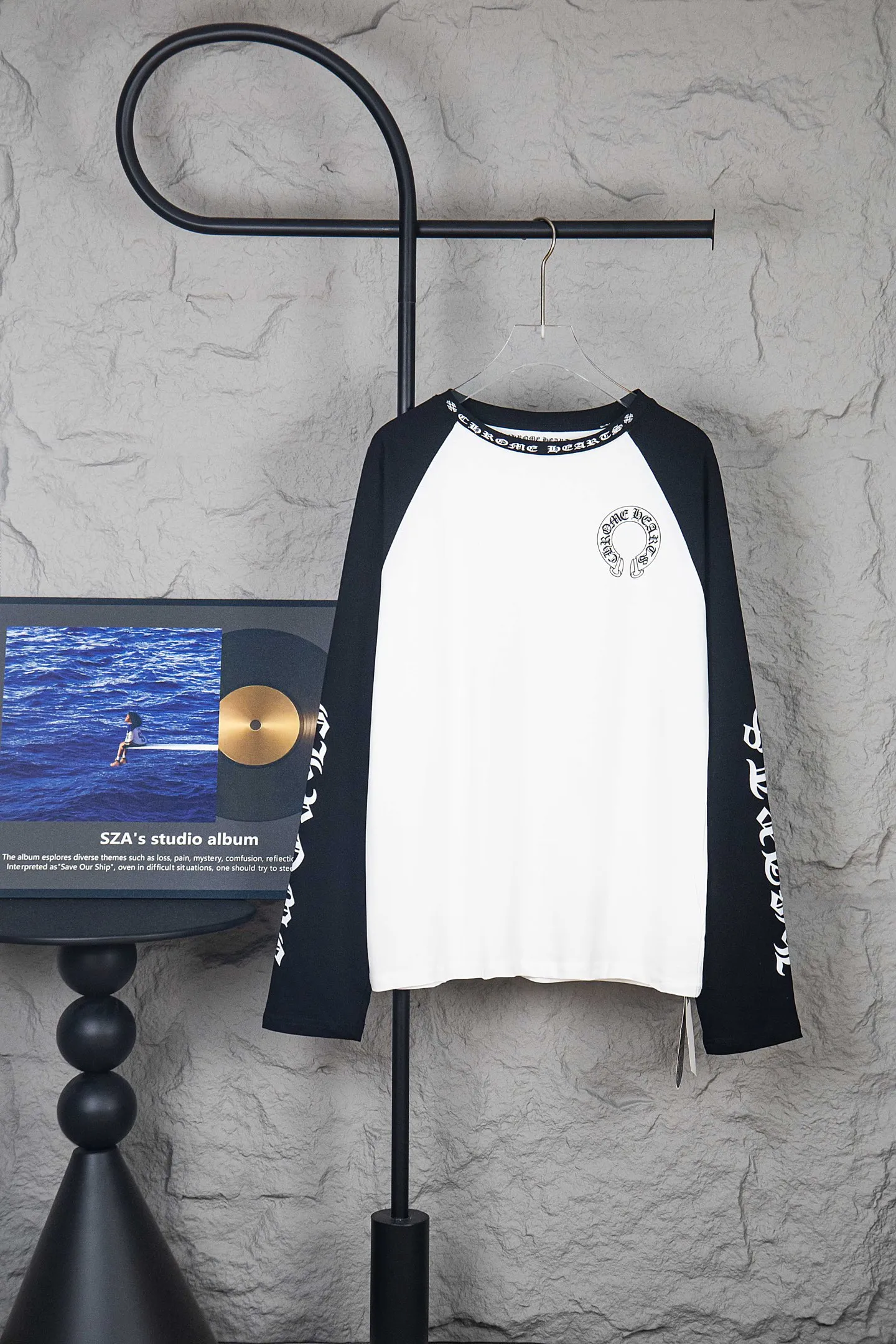 P170 Chrome Hearts/Chrome Hearts 23ss Sanskrit horseshoe splicing print popular long-sleeved T-shirt 260g 85 pure cotton double yarn, skin-friendly, comfortable, soft and breathable. Matching threads, long-lasting washing without deformation. Color: white and black, white and blue -Size: S M L XL